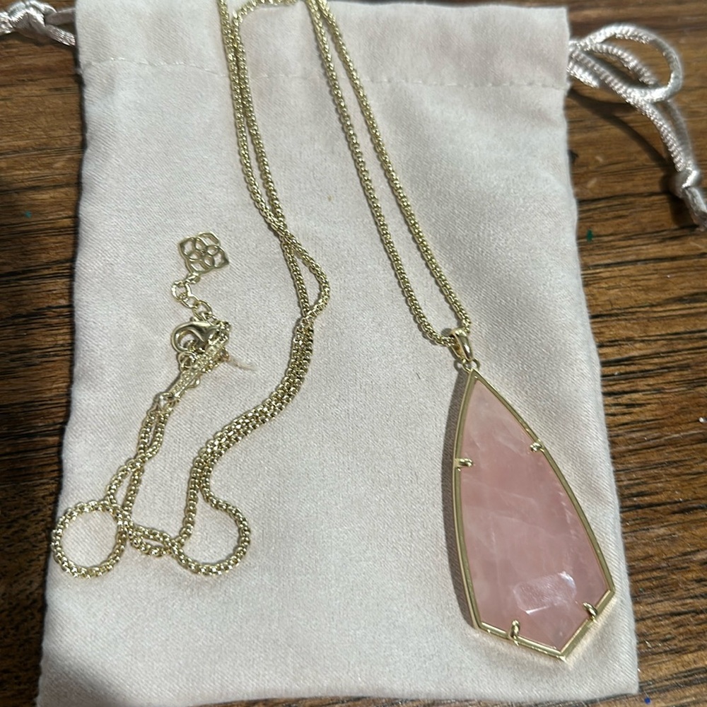 Kendra Scott Long light pink pedant